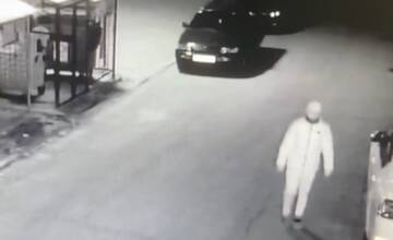 Polícia pátra po mužovi na fotografii v súvislosti s poškodeným autom v Snine