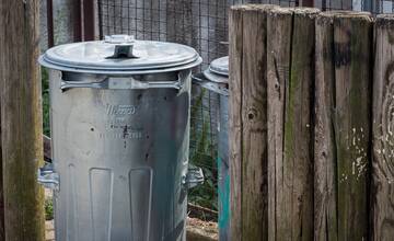 Podvodníci ženu presvedčili, že sú z kriminálnej polície: Majetok v hodnote 8-tisíc eur vložila do smetiaka