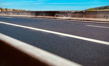 Diaľnicu D1 poškodenú požiarom opravili za jeden deň. Na cestu položili 18 centimetrov asfaltu