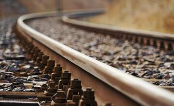 Tragédia v Sabinove: Po zrážke s vlakom prišiel o život starší muž