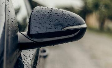 Neznámy páchateľ ukradol v Poprade spätné zrkadlá. Poškodil tak sedem áut