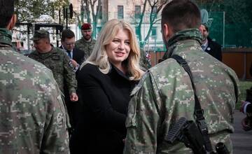 FOTO: Prezidentka Zuzana Čaputová počas návštevy Sokolovských kasární poďakovala práporu za obetavú službu vlasti