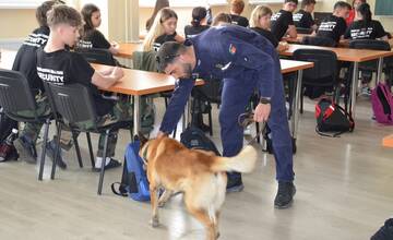 FOTO: Policajné psy z 18 krajín hľadali zbrane a výbušniny na strednej škole v Snine