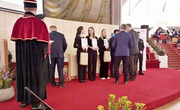 FOTO: Modely s ľudovými ornamentmi študentiek svidníckej školy zožali úspech na celoštátnom podujatí