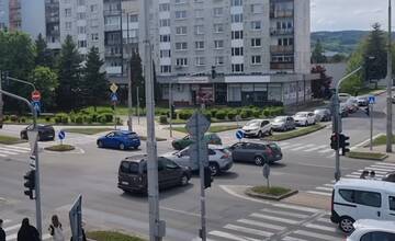 VIDEO: V piatok na bardejovských cestách vládol chaos. Vodiči ostali stáť v križovatke