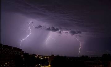 Meteorológovia vydali výstrahy pred búrkami spojené s prudkým lejakom či krúpami. Platia aj pre Prešovský kraj