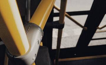 V Prešove sa vodič MHD snažil vyhnúť zrážke, prudko zabrzdil. Dve cestujúce sa zranili