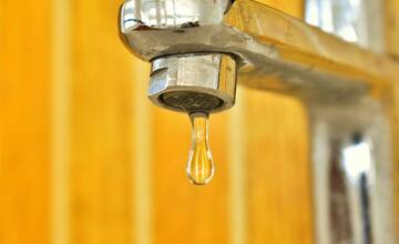 Pitná voda nemusí byť samozrejmosť: Vodárenským spoločnostiam chýbajú financie, domácnosti čaká zdražovanie