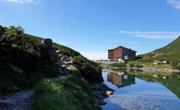 Konflikt vo Vysokých Tatrách: Strážcu TANAP-u hodili do Velického plesa po tom, čo kontroloval turistu so psom