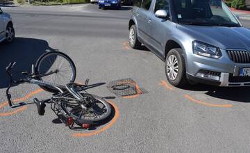 V Humennom došlo k zrážke auta s cyklistkou, v dôsledku nehody utrpela poranenia