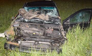 Vodič sa nevenoval jazde, autom zišiel z cesty a prevrátil sa na strechu. V dychu mal 1,6 promile alkoholu