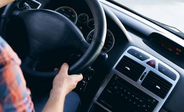 Osoba si požičala dve autá od majiteľov zo Sniny. Termín vrátenia predlžovala, prípad rieši polícia