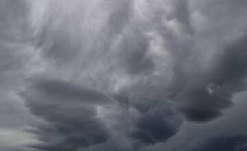 Počas dnešného a zajtrajšieho dňa platia pre Prešovský kraj výstrahy pred búrkami. Buďte opatrní