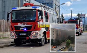 VIDEO: Prešovské sídlisko zamoril kúdoľ čierneho dymu. Plamene zachvátili auto, príčina je bizarná