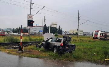 V úseku Prešov – Drienovská Nová Ves je prerušená vlaková doprava. Vlak sa zrazil s autom