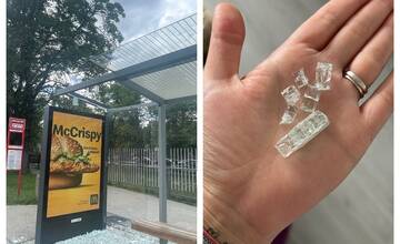 FOTO: Na zastávke v Poprade spadlo sklo zo strechy na ženu, ktorá čakala na autobus