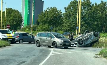 AKTUÁLNE: Auto skončilo na streche. Dramatická nehoda ochromila prešovské cesty, dopravu riadi polícia