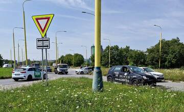 Nový deň, nové auto, to isté miesto: V Prešove došlo k nehode, zdemolované vozidlo blokuje dopravu