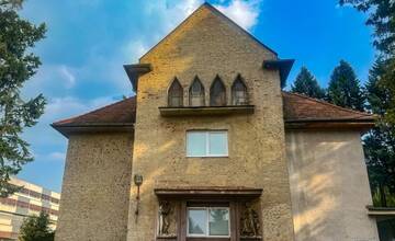 FOTO: Viete, aká budova stojí za chirurgickým monoblokom prešovskej nemocnice? Má zaujímavú minulosť