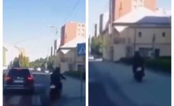 VIDEO: Motorkár sa rozhodol obehnúť autá po chodníku. Vyšiel naň priamo z priechodu pre chodcov
