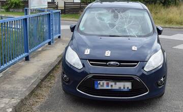 FOTO: Muž mal v okrese Stará Ľubovňa zničiť tri autá. Dupal po nich, kopal, na jednom odtrhol predný nárazník