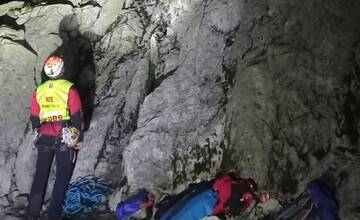 Muž a žena uviazli v stene Baraních rohov. Na mieste zasahovalo päť horských záchranárov