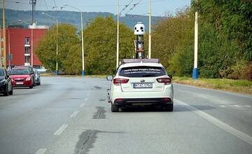 Po Prešove jazdí autíčko Apple Maps, ktoré mapuje mesto. Potrápia ho najmä naše cesty, smejú sa miestni