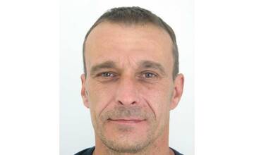 Humenskí policajti pátrajú po nezvestnom 46-ročnom Mariánovi zo Sniny. Naposledy mal oblečené maskáčové nohavice