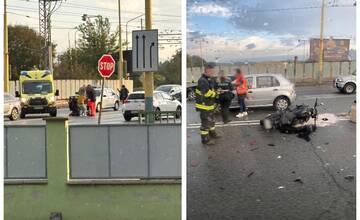 V Ľuboticiach došlo k zrážke motorky a auta. Na mieste sa tvorili kolóny