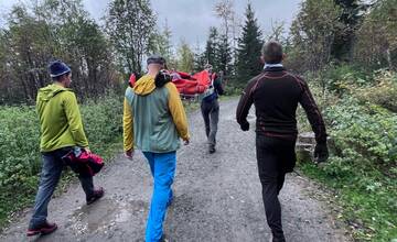 Starší muž na Zamkovského chate spadol zo schodov, s poraneniami chrbtice a hlavy mu pomáhali horskí záchranári