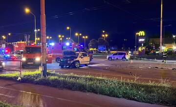 Pri dopravnej nehode pri MAX-e v Prešove sa zranili tri osoby, dopravu riadili policajti