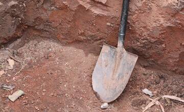 Pri výkopových prácach v obci Záborské zasypalo človeka