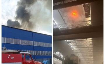 FOTO: Pri požiari výrobnej haly v Snine zasahovali aj dobrovoľní hasiči. Takto to vyzeralo vo vnútri budovy