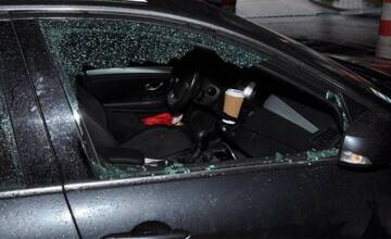 Rozdielne mestá, rovnaký príbeh jedného večera: Páchatelia rozbili okná na autách a ukradli z nich peňaženky