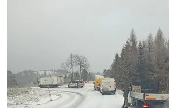 Za volantom buďte opatrní: Magurské sedlo je zasnežené, na ceste sa šmýka 