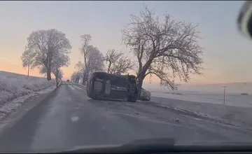 FOTO a  VIDEO: Na ceste z Abrahámoviec do Jánoviec došlo k dopravnej nehode, vodiči narazili do stromu