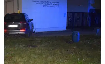 FOTO: Vodiči pod vplyvom alkoholu nezvládli jazdu podľa predstáv. Jeden z nich narazil do pomníka