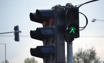 Vodič na vranovských cestách zrazil na priechode chodkyňu, utrpela viaceré zranenia