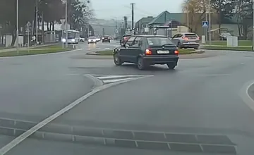 VIDEO: Šofér vo Vranove nad Topľou si „skrátil“ cestu kruháčom. Riskantná jazda na Felícii baví internet