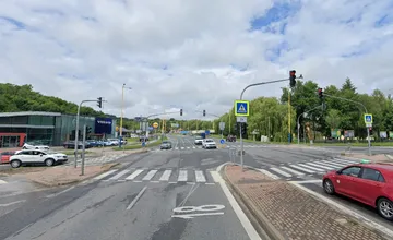 Na rušnej križovatke na Sídlisku III sa spomaľuje premávka, zrazil sa tu kamión a osobné auto