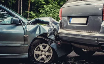 Štyri zdemolované autá pri Zborove, škody rátajú v desaťtisícoch. Jeden vodič utrpel ťažké zranenia
