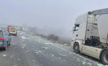 Na diaľnici D1 z Košíc do Prešova sa zrazili dva kamióny, cesta bola neprejazdná