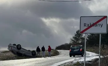 Na vjazde do Ražnian z Jarovnice skončilo auto prevrátené na streche