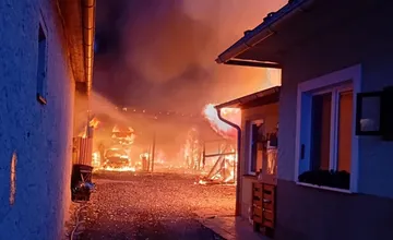 FOTO: V okrese Poprad došlo k požiaru rodinného domu a hospodárskych budov. Zasahovali všetky záchranné zložky