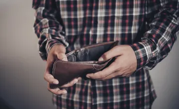 Mladík z Humenného zaplatil stovky eur podvodníčke, vydierala ho falošnými nahými fotkami