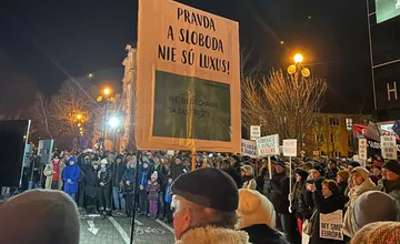 FOTO+VIDEO: Protest proti vláde odštartoval aj v Poprade. Minútou ticha si uctili obete tragédie v Spišskej Starej Vsi