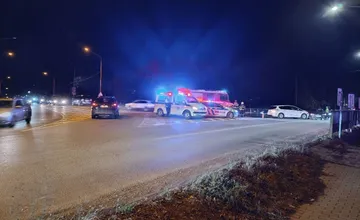 Na križovatke v Humennom sa zrazili dve osobné autá. Odbočovací pruh je blokovaný