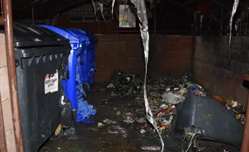 FOTO: Vo Vranove niekto zapálil stojisko na smetiaky, škody sa vyšplhali na tisíce eur