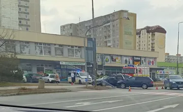 V Poprade sa zrazili dve osobné autá, jeden jazdný pruh je blokovaný
