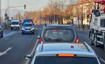 Ak prechádzate cez Poprad, pripravte sa na zdržanie. Pri križovatke na Štefánikovej došlo k dopravnej nehode